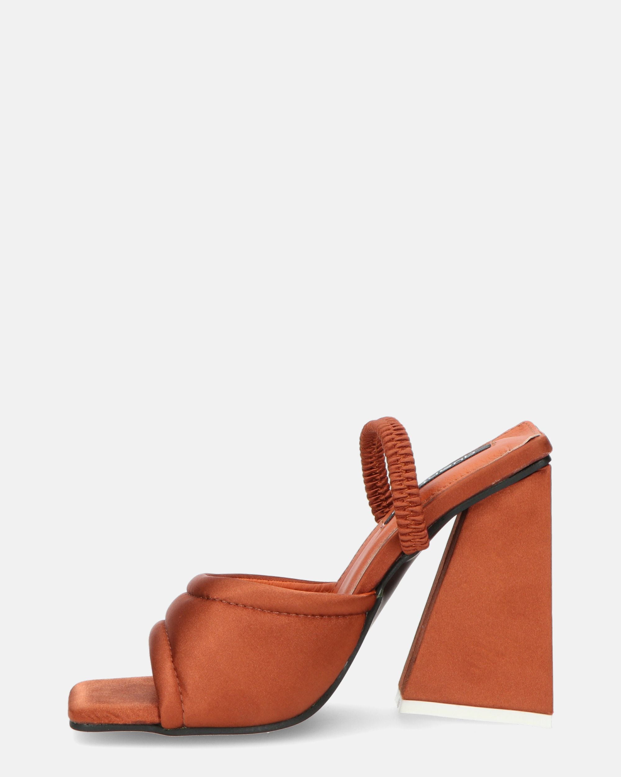 EMMI - brown heeled sandals with elastic